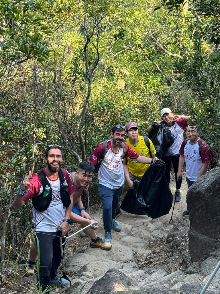 麥理浩徑行山同時回收垃圾