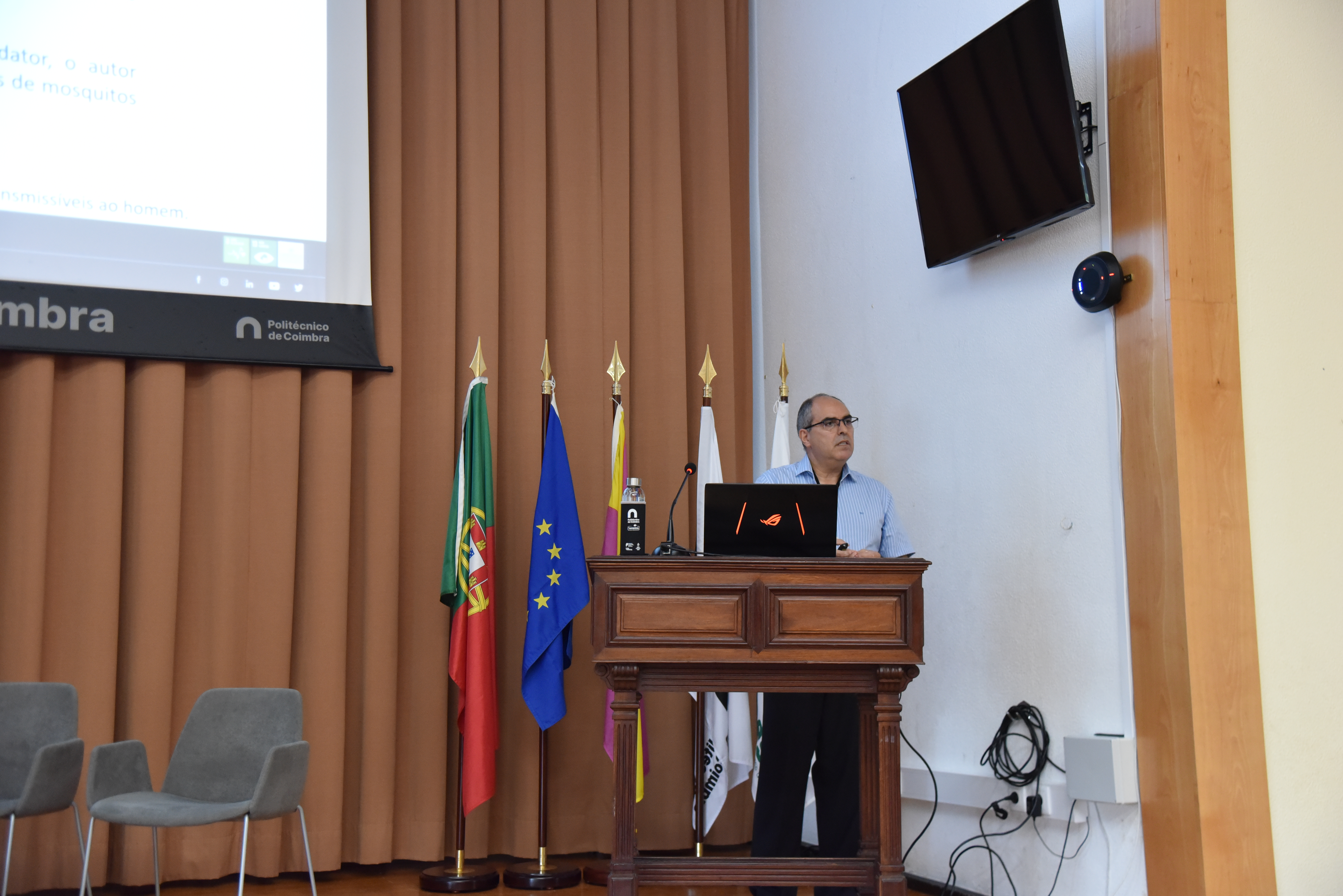 Angelino Pina no decorrer da sua apresentação no seminário “Desafios Emergentes para a Saúde Pública: Vetores, Mosquitos e Alterações Climáticas”