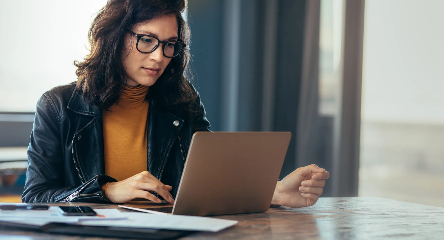 Frau, die an ihrem Laptop arbeitet