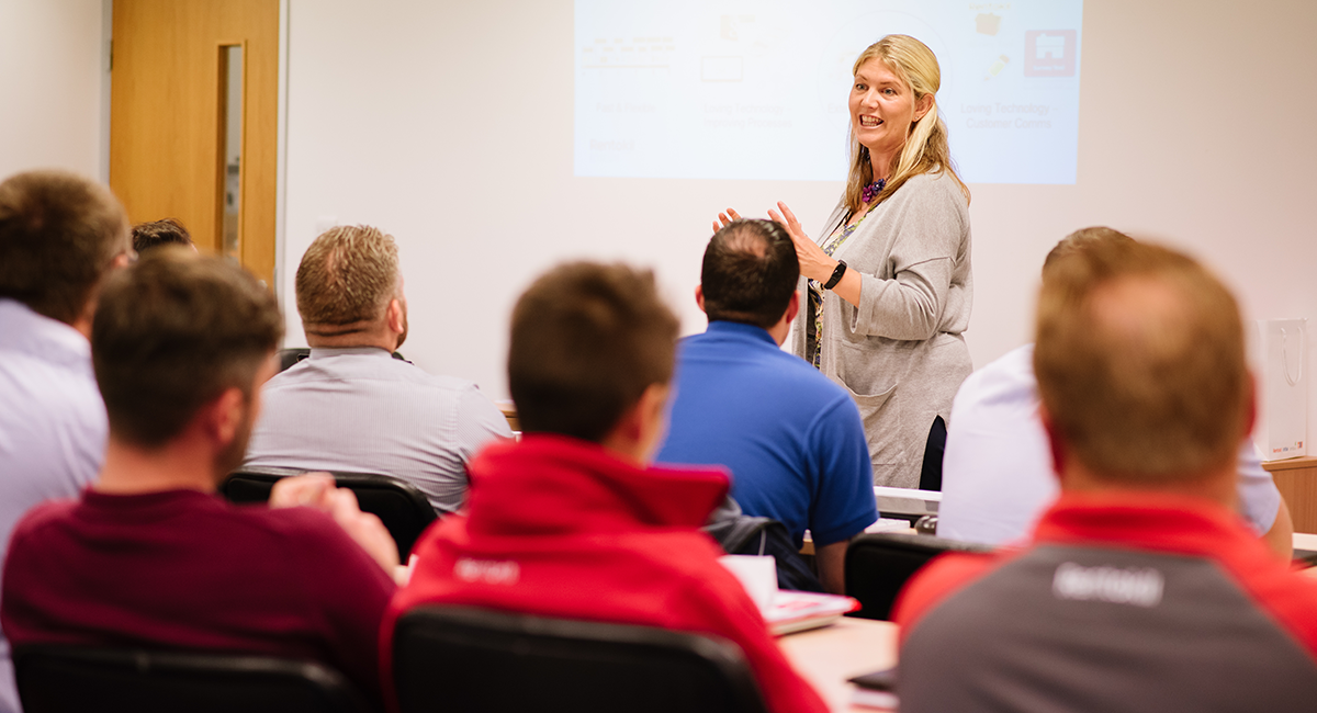 Profesora realizando una una charla