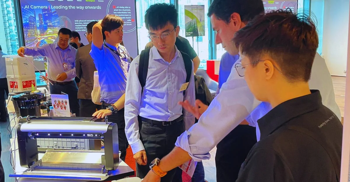 大客戶研討會現場，能多潔香港營運總監João Soeiro為客戶講解Lumnia昆蟲誘捕燈系列