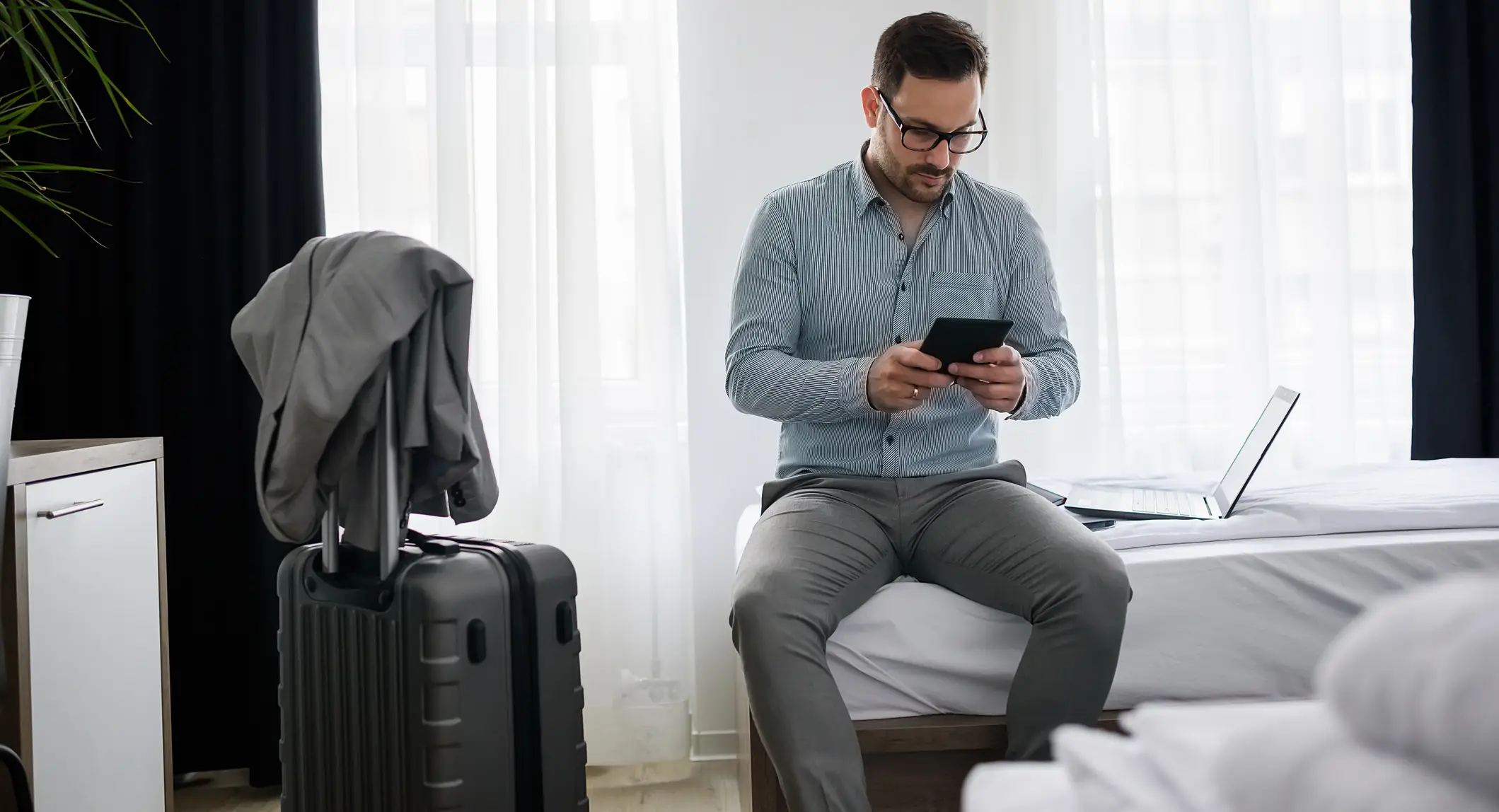 Les techniciens vérifient les housses de lit pour les punaises de lit