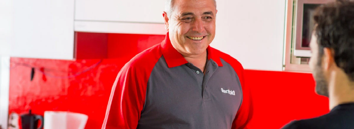 Técnico de Rentokil Initial visitando a un cliente en sus dependencias.