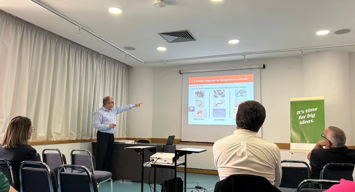 Um dos nossos Quality Assurance Managers, Angelino Pina, na apresentação de sensibilização educacional