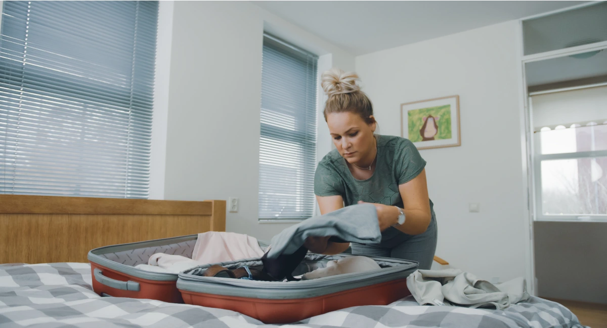 vrouw in hotel kamer