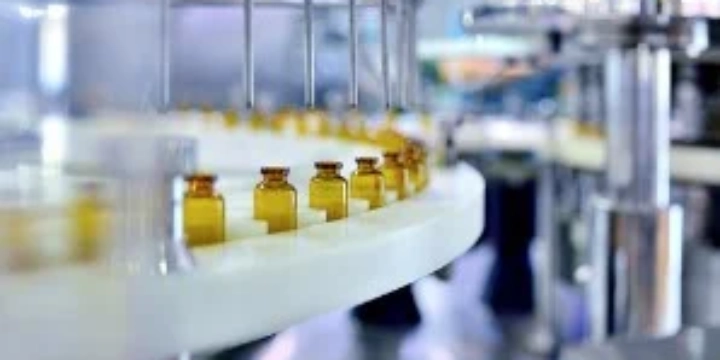 pharmaceutical engineer in lab