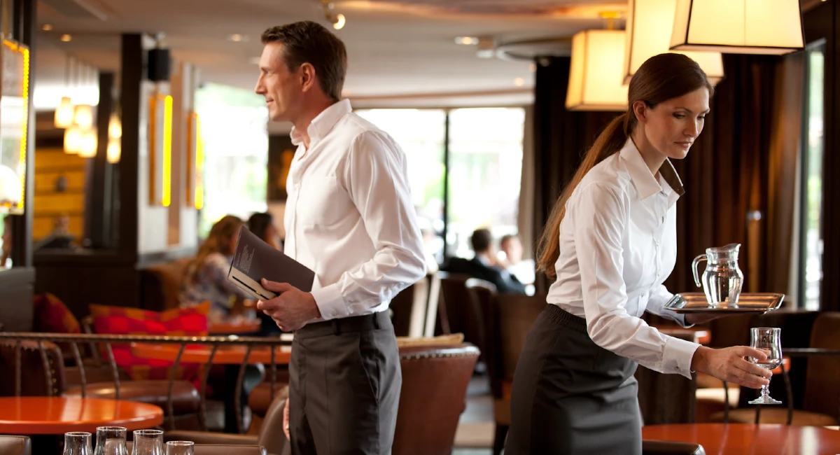Employé de restaurant nettoyant du matériel ou des surfaces